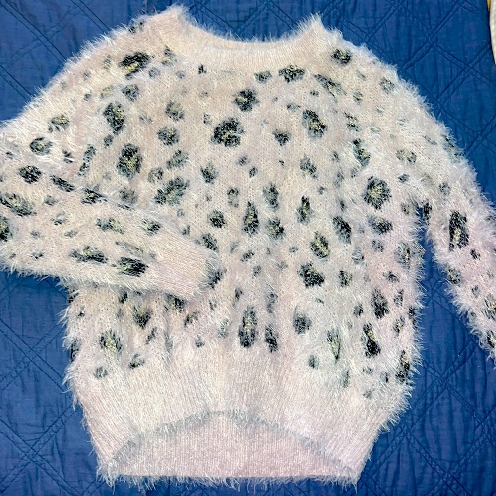 Super cute sweater.purple/grey and has shiny gold in the cheetah print